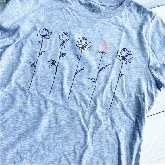 CAELA GREY PINK ROSE SHORT SLEEVE T SHIRT - Picture 2 of 2